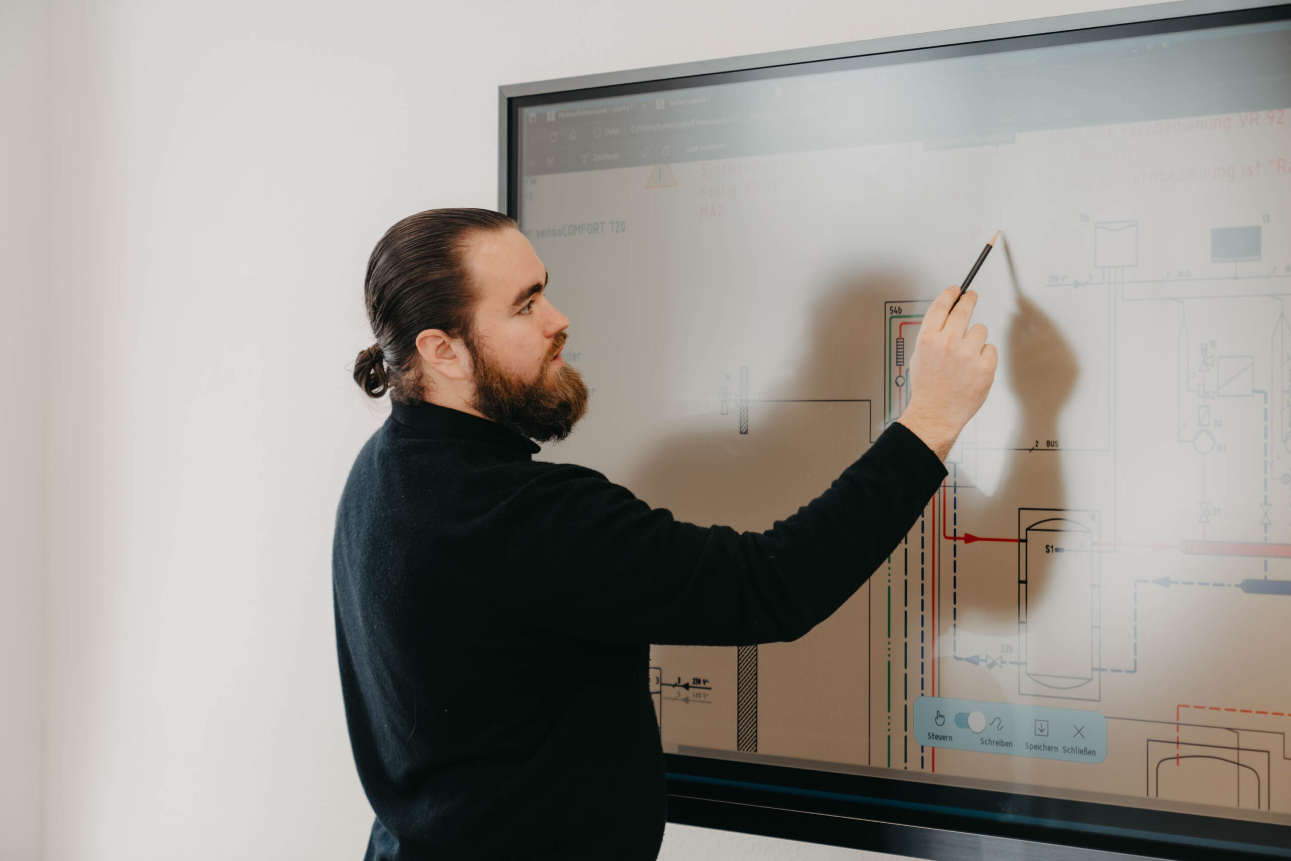 Lorenz Egly, Geschäftsführer Egly, an einem Whiteboard, Seitenaufnahme